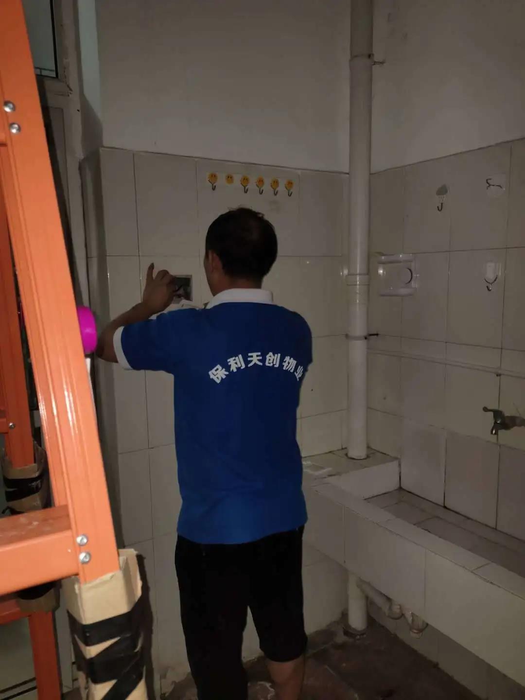 湖南保安服務(wù),墻外高空清洗服務(wù),湖南保利天創(chuàng)物業(yè)發(fā)展有限公司 湖南保安服務(wù),墻外高空清洗服務(wù),湖南保利天創(chuàng)物業(yè)發(fā)展有限公司