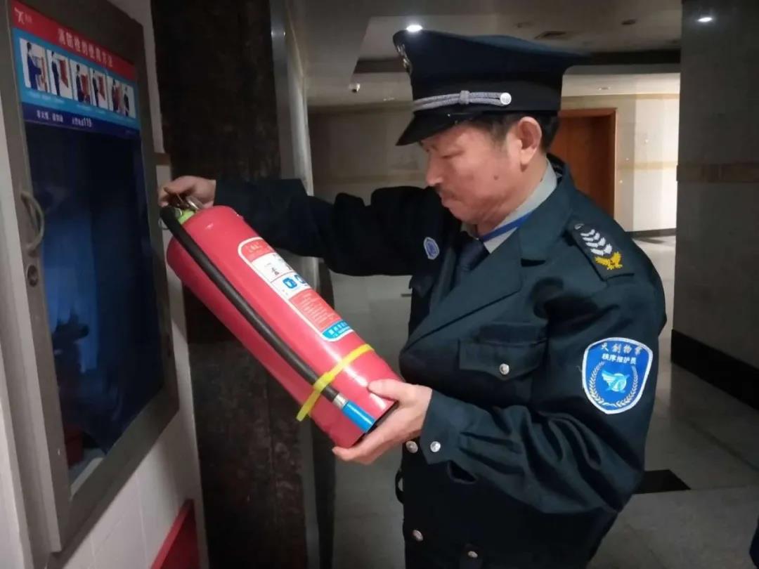 湖南保安服務(wù),墻外高空清洗服務(wù),湖南保利天創(chuàng)物業(yè)發(fā)展有限公司 湖南保安服務(wù),墻外高空清洗服務(wù),湖南保利天創(chuàng)物業(yè)發(fā)展有限公司