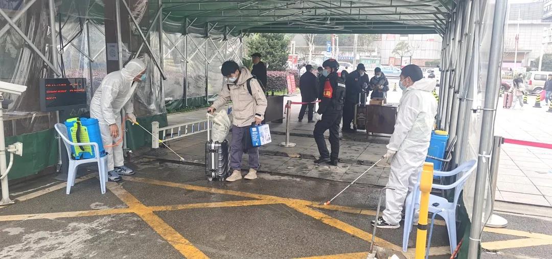 湖南保安服務(wù),墻外高空清洗服務(wù),湖南保利天創(chuàng)物業(yè)發(fā)展有限公司 湖南保安服務(wù),墻外高空清洗服務(wù),湖南保利天創(chuàng)物業(yè)發(fā)展有限公司