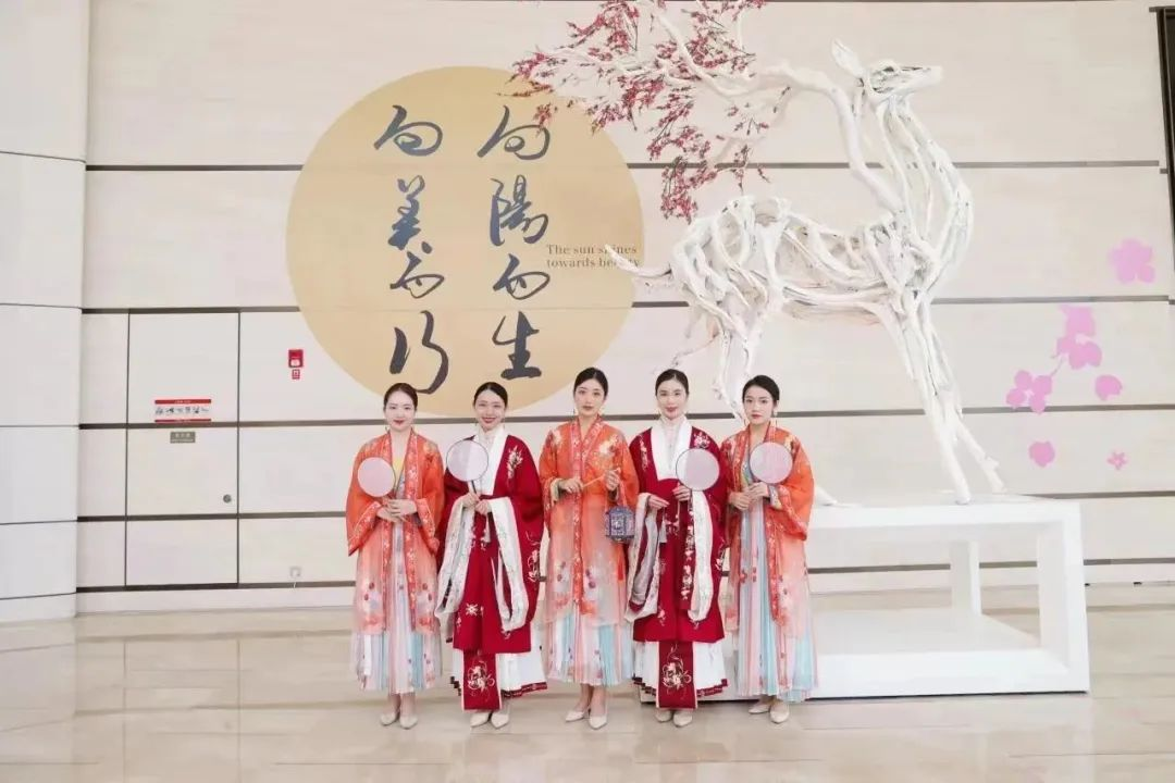 湖南保安服務(wù),墻外高空清洗服務(wù),湖南保利天創(chuàng)物業(yè)發(fā)展有限公司