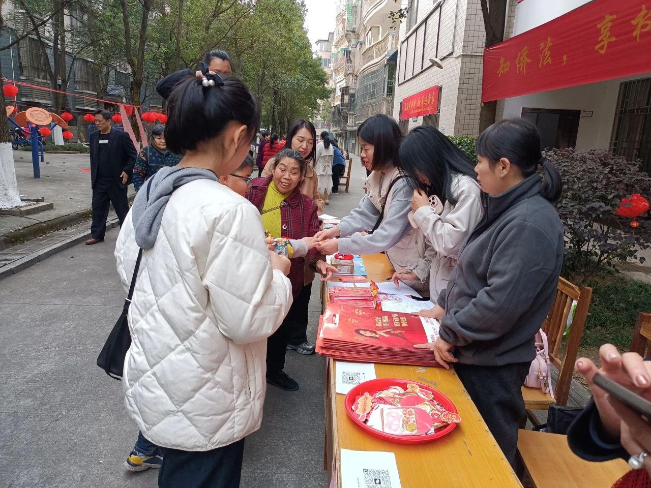 湖南保安服務(wù),墻外高空清洗服務(wù),湖南保利天創(chuàng)物業(yè)發(fā)展有限公司