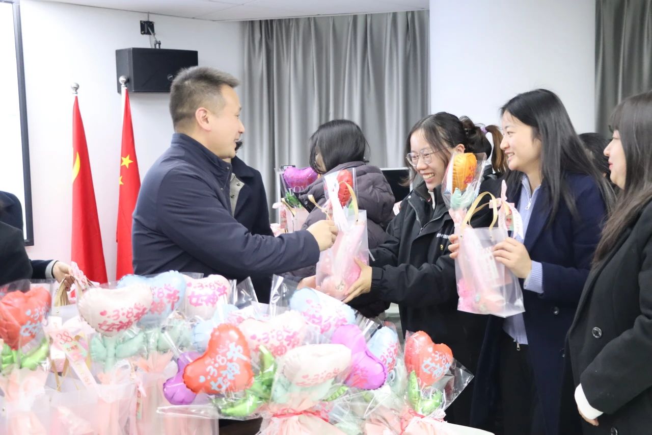 湖南保安服務(wù),墻外高空清洗服務(wù),湖南保利天創(chuàng)物業(yè)發(fā)展有限公司