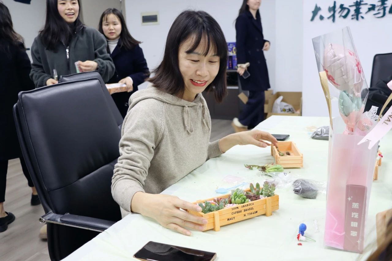 湖南保安服務(wù),墻外高空清洗服務(wù),湖南保利天創(chuàng)物業(yè)發(fā)展有限公司