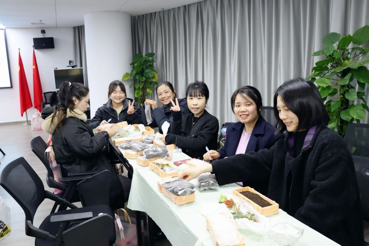 湖南保安服務(wù),墻外高空清洗服務(wù),湖南保利天創(chuàng)物業(yè)發(fā)展有限公司
