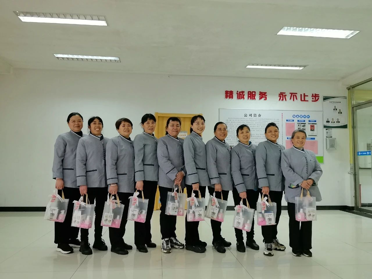 湖南保安服務(wù),墻外高空清洗服務(wù),湖南保利天創(chuàng)物業(yè)發(fā)展有限公司