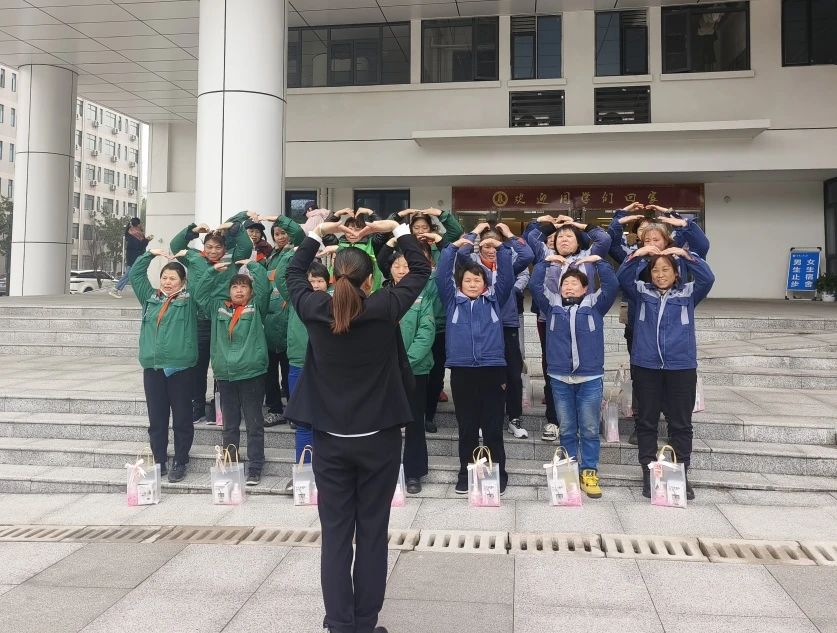 湖南保安服務(wù),墻外高空清洗服務(wù),湖南保利天創(chuàng)物業(yè)發(fā)展有限公司