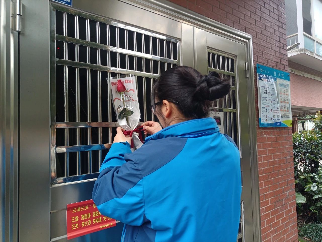 湖南保安服務(wù),墻外高空清洗服務(wù),湖南保利天創(chuàng)物業(yè)發(fā)展有限公司
